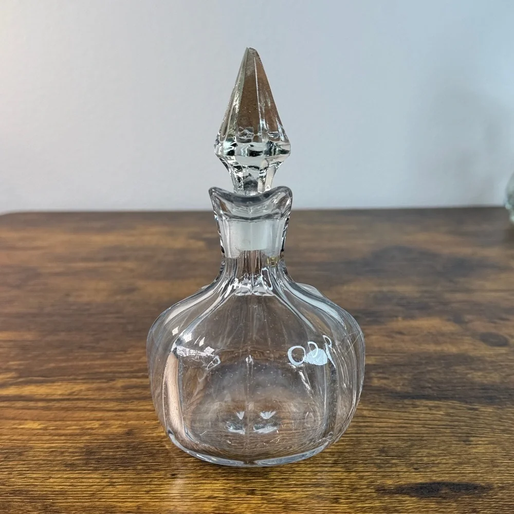 Elegant Clear Glass Decanter with Stopper